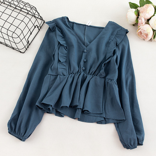 Μοντέρνα γυναικεία μπλούζα με λαιμόκοψη και κουμπιά σε διάφορα χρώματα