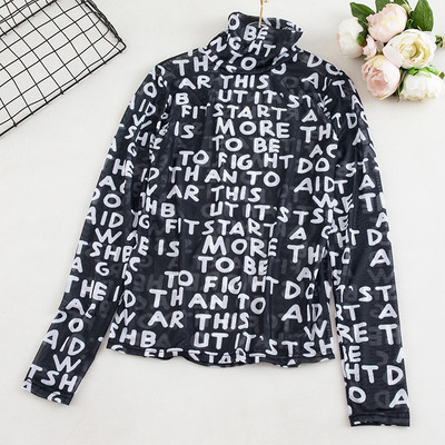 Καθημερινή γυναικεία μπλούζα σε καφέ και μαύρο χρώμα με ψηλό κολάρο και γράμματα