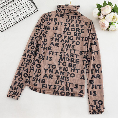 Καθημερινή γυναικεία μπλούζα σε καφέ και μαύρο χρώμα με ψηλό κολάρο και γράμματα