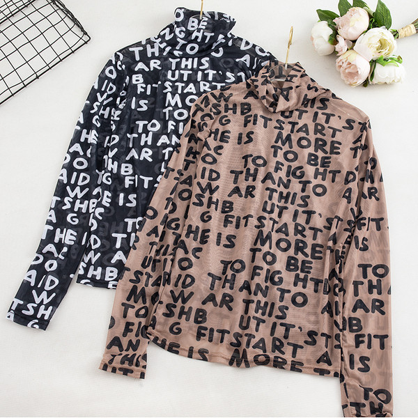 Καθημερινή γυναικεία μπλούζα σε καφέ και μαύρο χρώμα με ψηλό κολάρο και γράμματα