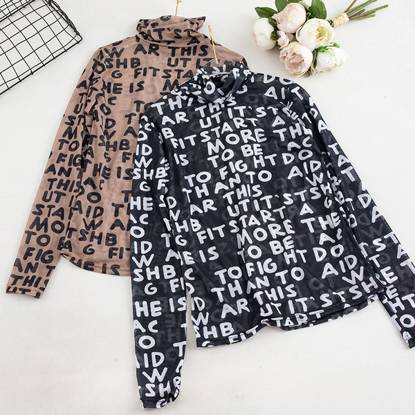 Καθημερινή γυναικεία μπλούζα σε καφέ και μαύρο χρώμα με ψηλό κολάρο και γράμματα