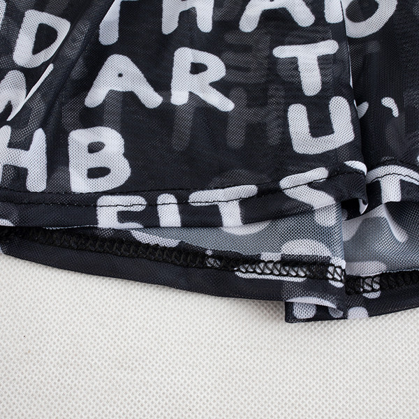 Καθημερινή γυναικεία μπλούζα σε καφέ και μαύρο χρώμα με ψηλό κολάρο και γράμματα