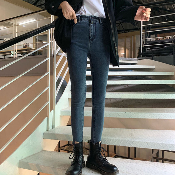 Blugi de dama Model slim cu talie inalta intr-o culoare inchisa