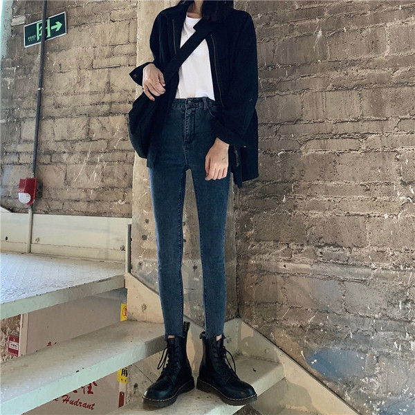 Blugi de dama Model slim cu talie inalta intr-o culoare inchisa