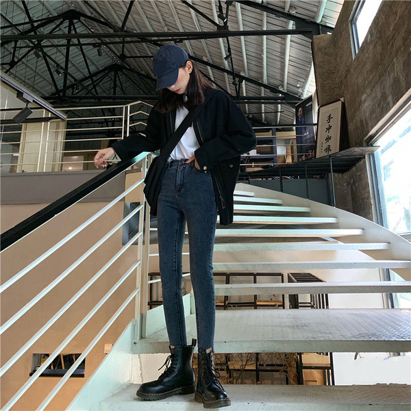 Blugi de dama Model slim cu talie inalta intr-o culoare inchisa