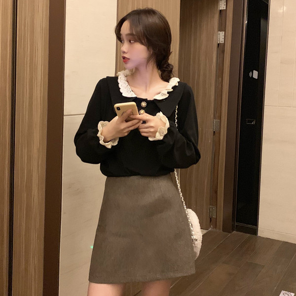 Női blúz ovális nyakkivágással fehér és fekete színben, gombokkal