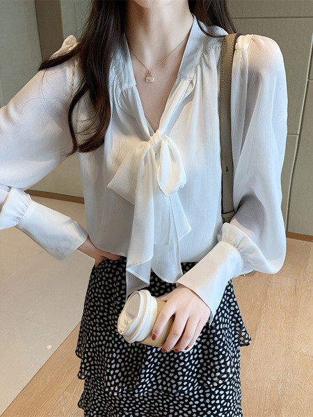 Cămașă largă de damă modernă de culoare albă