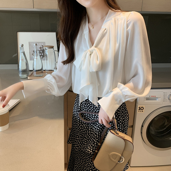 Cămașă largă de damă modernă de culoare albă