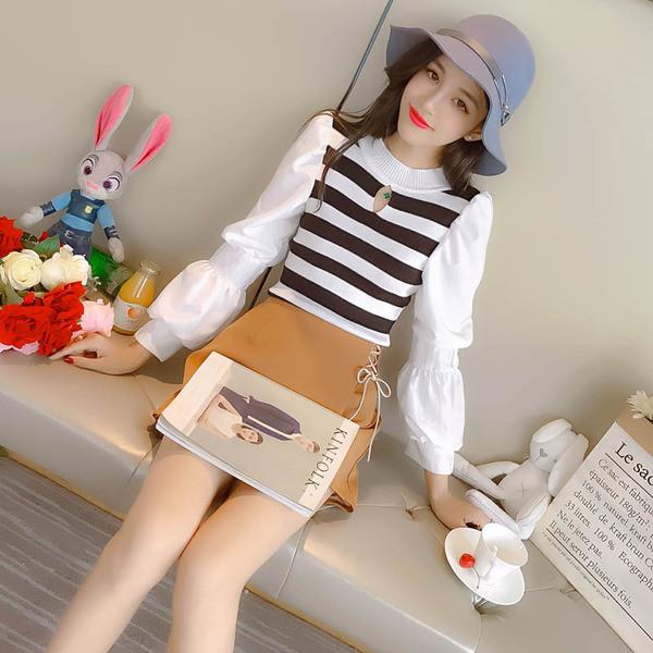 Μοντέρνα γυναικεία κοντύ μπλε με ωοειδές λαιμόκοψη