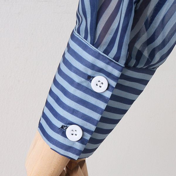 Cămașă de damă în dungi cu decolteu spitz în albastru