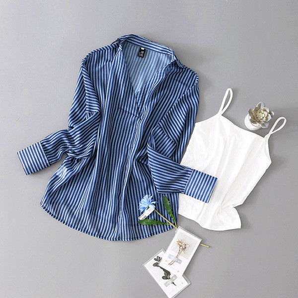 Cămașă de damă în dungi cu decolteu spitz în albastru