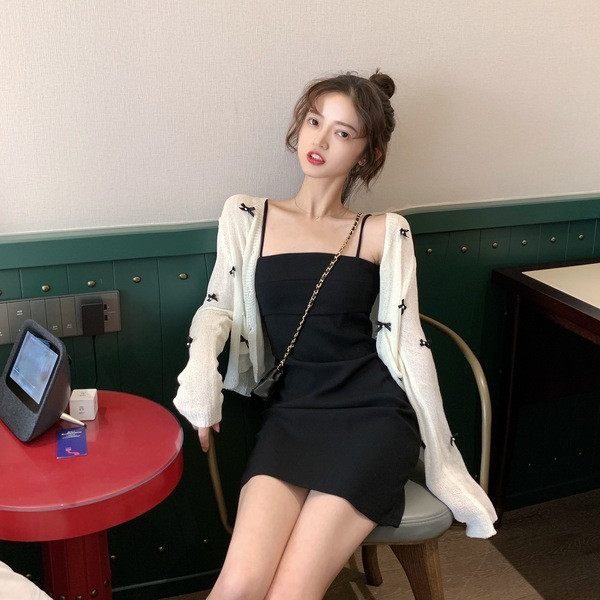 Σύντομη γυναικεία ζακέτα με κορδέλες