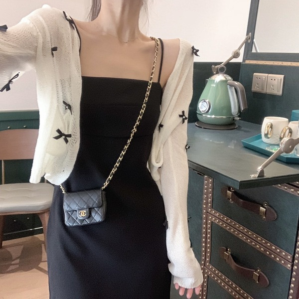 Σύντομη γυναικεία ζακέτα με κορδέλες