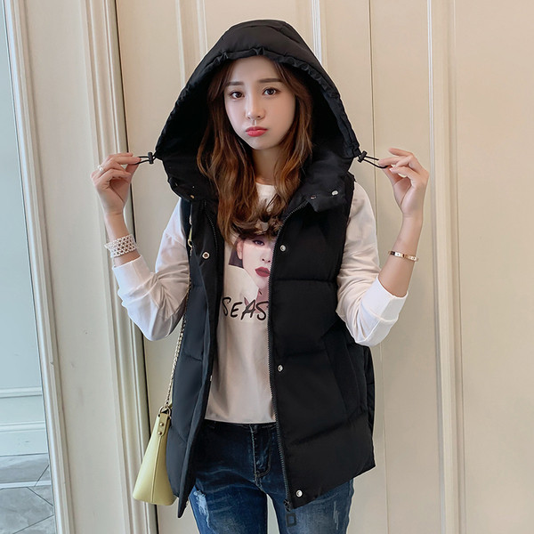 Μοντέρνο γυναικείο γιλέκο με κουκούλα σε λευκό και μαύρο χρώμα