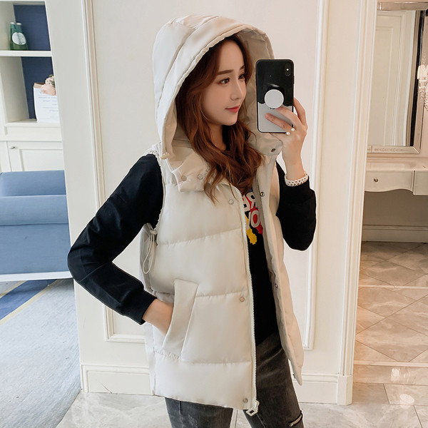 Μοντέρνο γυναικείο γιλέκο με κουκούλα σε λευκό και μαύρο χρώμα