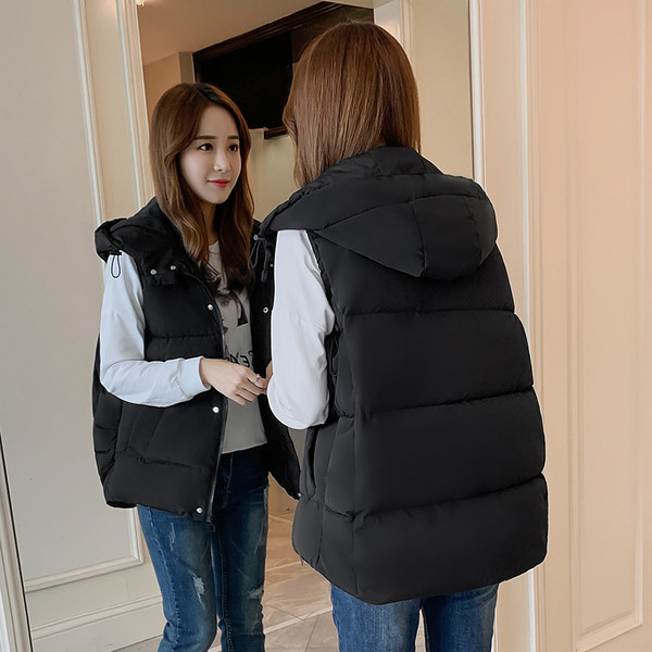 Μοντέρνο γυναικείο γιλέκο με κουκούλα σε λευκό και μαύρο χρώμα