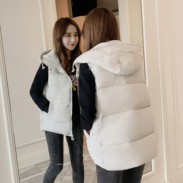 Μοντέρνο γυναικείο γιλέκο με κουκούλα σε λευκό και μαύρο χρώμα