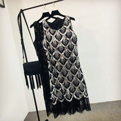 Γυναικείο κομψό φόρεμα με πούλιες και λαιμόκοψη