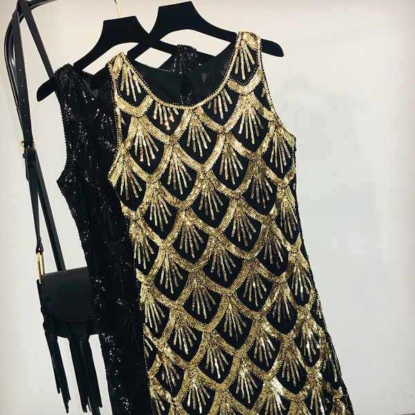 Γυναικείο κομψό φόρεμα με πούλιες και λαιμόκοψη