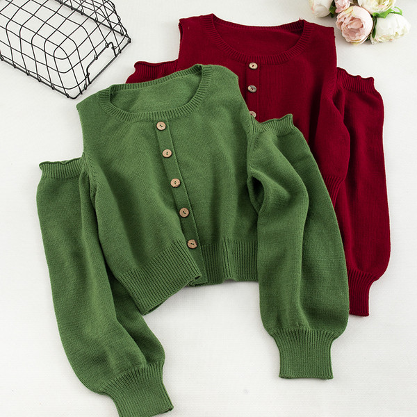 Pulover de dama modern cu nasturi si umerii goi in mai multe culori