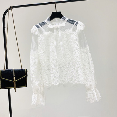 Új modell női csipkeblúz alacsony pólógallérral fehér és fekete színben