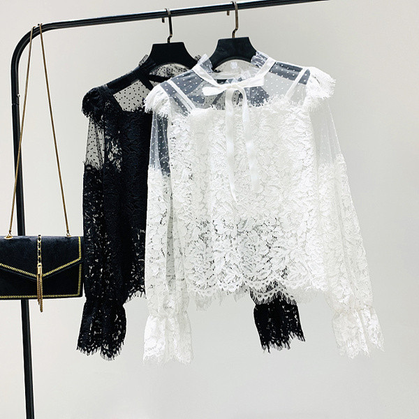 Új modell női csipkeblúz alacsony pólógallérral fehér és fekete színben