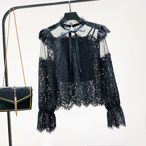 Új modell női csipkeblúz alacsony pólógallérral fehér és fekete színben