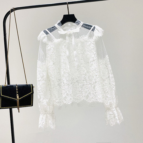Új modell női csipkeblúz alacsony pólógallérral fehér és fekete színben