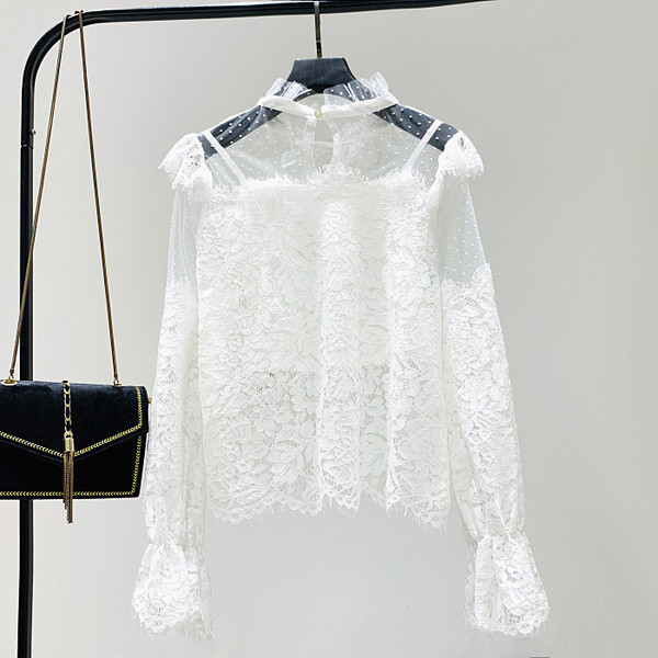 Új modell női csipkeblúz alacsony pólógallérral fehér és fekete színben