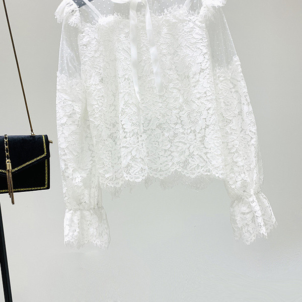 Új modell női csipkeblúz alacsony pólógallérral fehér és fekete színben