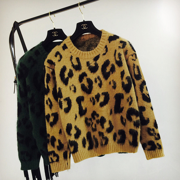 Γυναικείο πουλόβερ με στρογγυλό ντεκολτέ και ζωικό μοτίβο