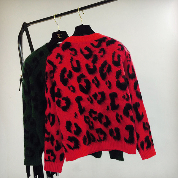 Γυναικείο πουλόβερ με στρογγυλό ντεκολτέ και ζωικό μοτίβο