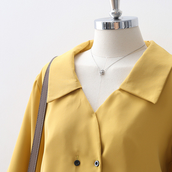 Cămașă modernă de damă cu decolteu în V și închidere dublă de culoare galbenă