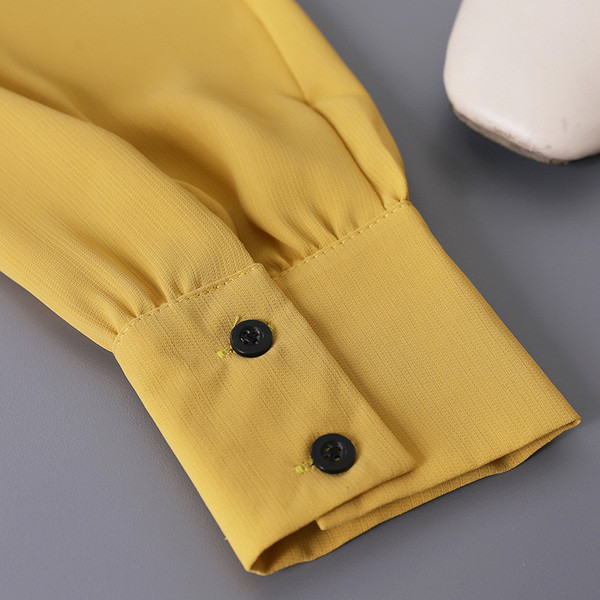 Cămașă modernă de damă cu decolteu în V și închidere dublă de culoare galbenă