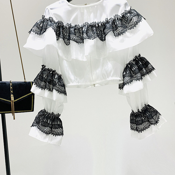 Modern női blúz csipkével és O-nyakú fehér és fekete színben