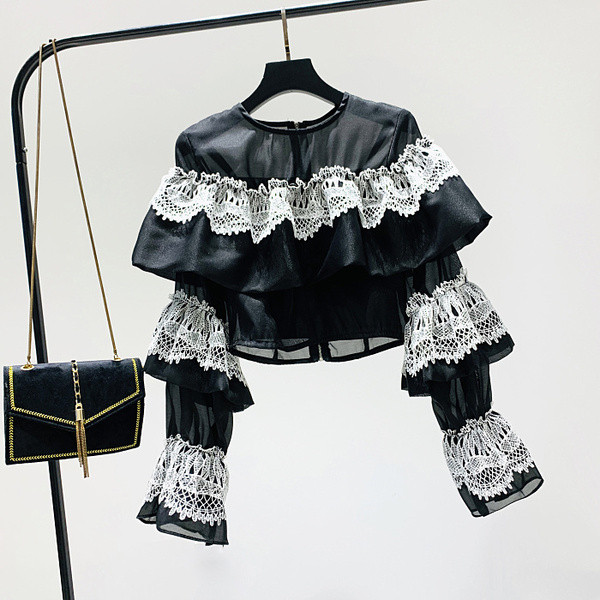 Modern női blúz csipkével és O-nyakú fehér és fekete színben