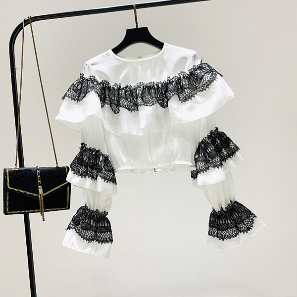 Modern női blúz csipkével és O-nyakú fehér és fekete színben