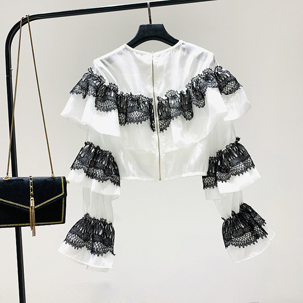 Modern női blúz csipkével és O-nyakú fehér és fekete színben