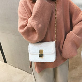 Μοντέρνα γυναικεία τσάντα με μεταλλικό συνδετήρα και μεγάλη λαβή