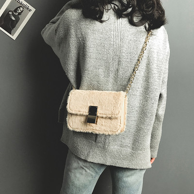 Μοντέρνα γυναικεία τσάντα με μεταλλικό συνδετήρα και μεγάλη λαβή