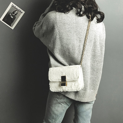 Μοντέρνα γυναικεία τσάντα με μεταλλικό συνδετήρα και μεγάλη λαβή