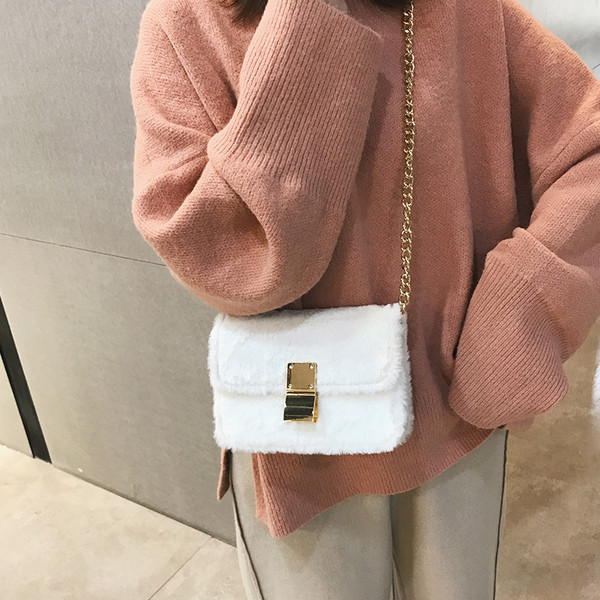 Μοντέρνα γυναικεία τσάντα με μεταλλικό συνδετήρα και μεγάλη λαβή