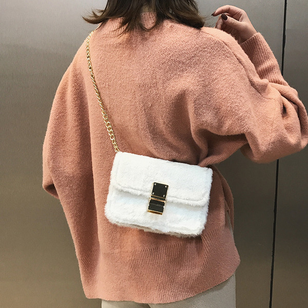 Μοντέρνα γυναικεία τσάντα με μεταλλικό συνδετήρα και μεγάλη λαβή