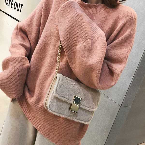 Μοντέρνα γυναικεία τσάντα με μεταλλικό συνδετήρα και μεγάλη λαβή