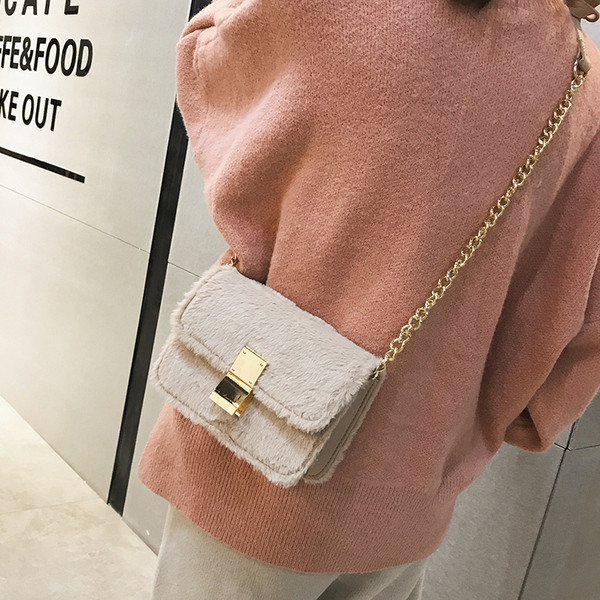 Μοντέρνα γυναικεία τσάντα με μεταλλικό συνδετήρα και μεγάλη λαβή