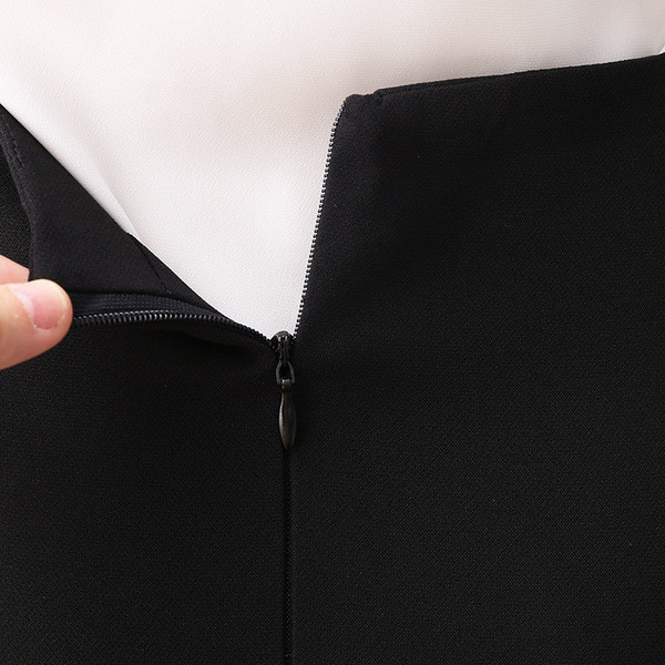 Fusta de dama eleganta cu talie inalta si nasturi aurii in negru