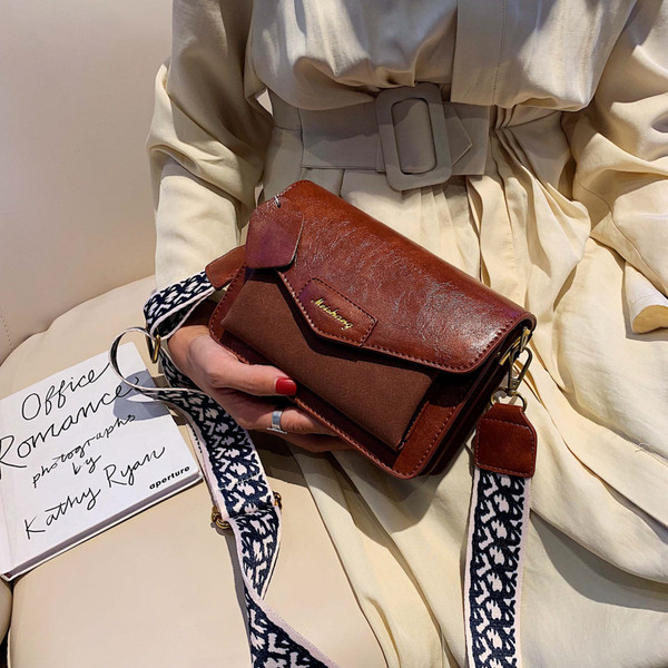 Női táska hosszú füllel fekete, kék, zöld és barna színekben