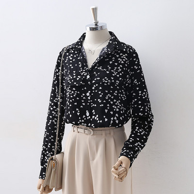 Modern női ing színes mintával fehér és fekete színben