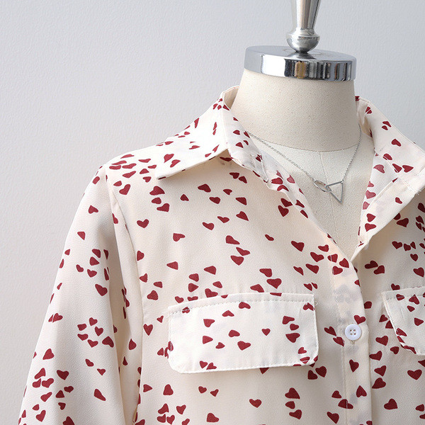 Modern női ing színes mintával fehér és fekete színben