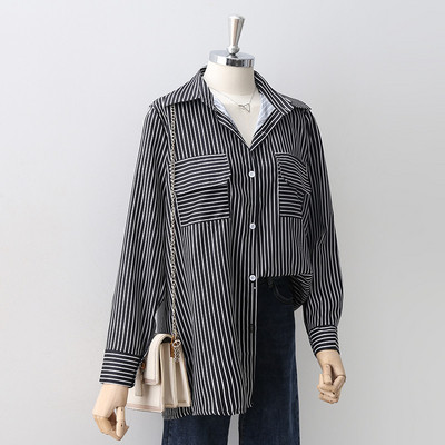 Ριγέ γυναικείο πουκάμισο με τσέπες σε μπλε και μαύρο χρώμα